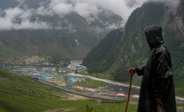 Devotees participating in Amarnath Yatra