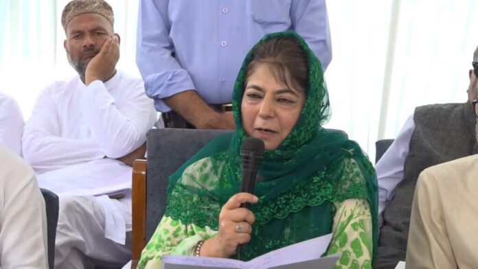 Mehbooba Mufti leading a protest for Article 370